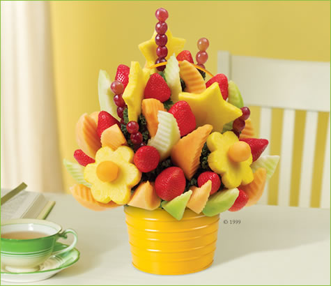 Considerations Edible arrangements make eye-catching centerpieces and delicious gifts. Making fruit bouquets is easy and fun. Below you will find instructions on how to make beautiful fruit arrangements.. Step 1. First, buy a vase or basket for your edible arrangement.